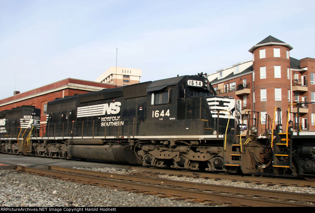 NS 1644 heads northbound